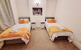 Inviting 2-Bed Cottage In Windsor